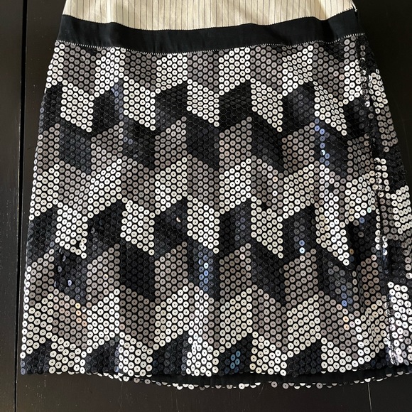 Skirt sequin needs 4 sequins - Picture 2 of 11